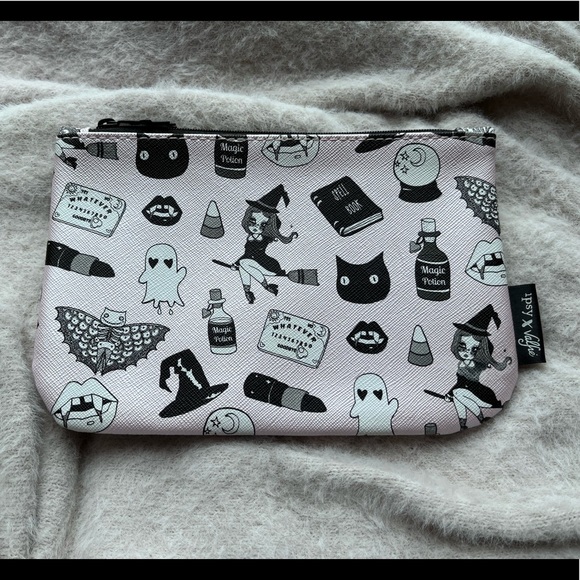 ipsy Handbags - 👻Ipsy Cosmetic Bag👻